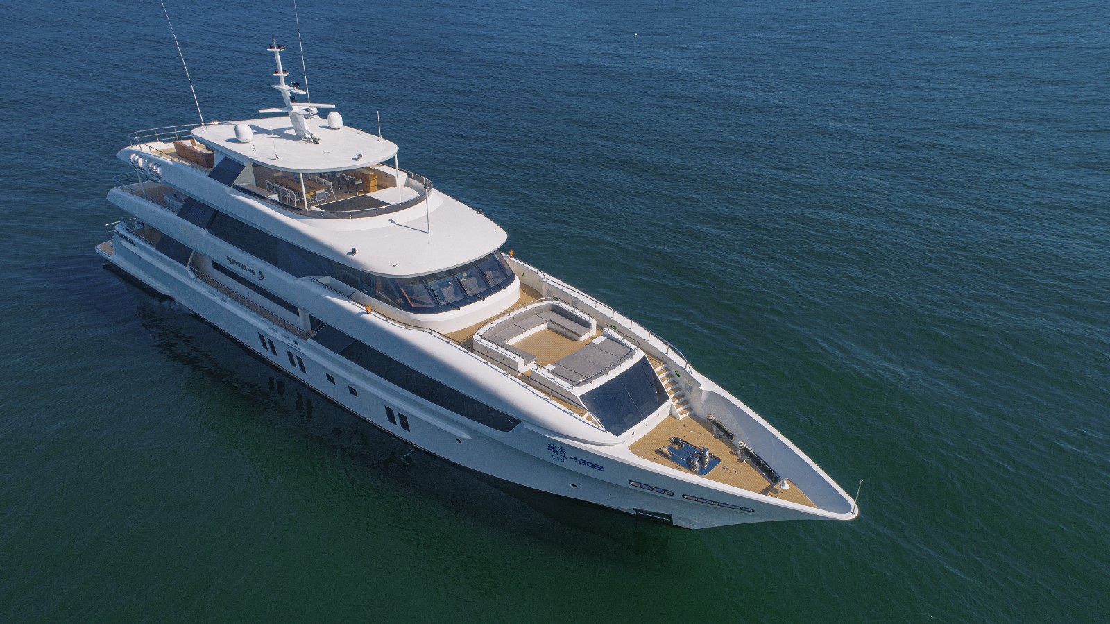 就目前为止,三亚最大的游艇就在图片里了,46米锦龙游艇,产自大连。大连是船舶工业最厉害的城市,没有之一,为什么这么说呢?因为1-3号航母,都是在大连生产或者组装的。这家造船厂叫大连船舶重工集团,因此大连船舶工业在配套上就优越于许多其他造船工业城市。#三亚游艇# #三亚游艇出海#