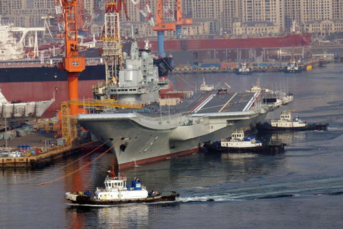 辽宁舰驶出造船厂,国产航母挂旗 中国双航母同时都有动作