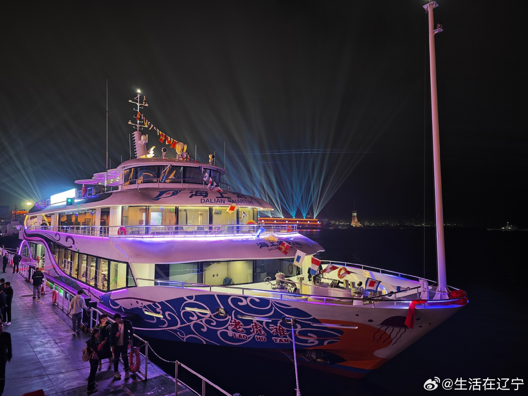 海上夜游大连 乘“老虎滩”号观光游览船，尽览滨城璀璨夜色