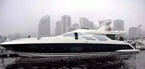 车牌号比王健林还大，大连第一辆迈巴赫是他的而非王健林——游艇背后的男人